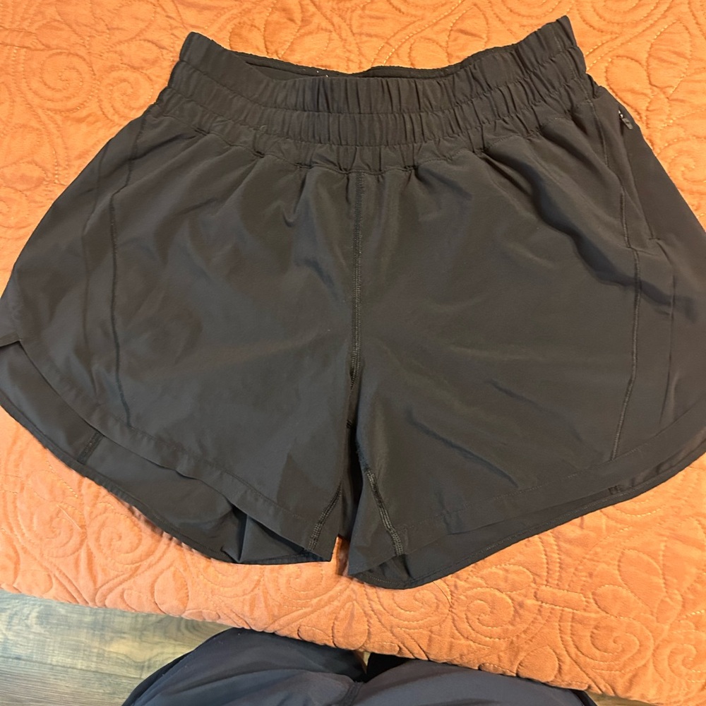 Lululemon Track that Midrise 5 in 
Excellent condition size 8